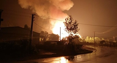 Anadolu Otoyolu Arifiye Geçişinde Lastiği Patlayan Tır Alev Topuna Döndü