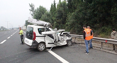 Tıra Çarpan Hafif Ticari Araç Paramparça Oldu