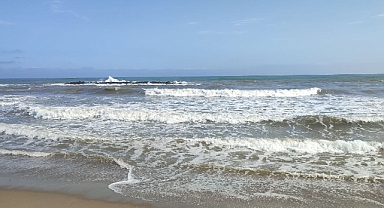 Denize girmek bugün de yasak! Dalgalar 1 buçuk metreyi aştı