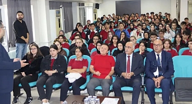 Şehit Muhammet Fatih Safitürk Anadolu Lisesinde Bilim Söyleşisi Düzenlendi