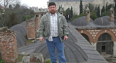 Arkadaşlarına silahını gösterirken canından oldu