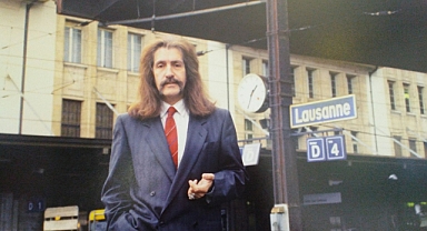 Sen Gittin Gideli Bizim İller Sessiz: Barış Manço’yu Sevgi ve Rahmetle Anıyoruz.