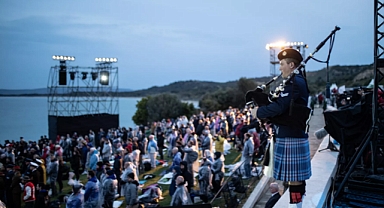 Geleneksel “Şafak Ayini” ile Anzaklar Atalarını Andılar