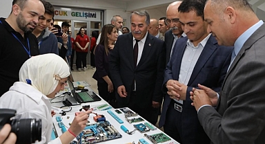 Arifiye'de TÜBİTAK 4006 Bilim Fuarı ve Sergisi Düzenlendi