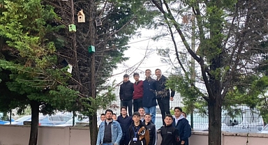 Lise Öğrencilerinden Sosyal Faaliyet: Kuş Yuvaları Okul Bahçesine Kuruldu.