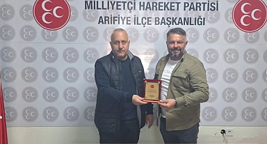 MHP Arifiye İlçe Teşkilatı’nda Gerçekleştirilen Kahvaltı Programında Plaketler Sahiplerini Buldu.