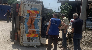 Arifiye Modern Sanayi’de Kamyon Devrildi 