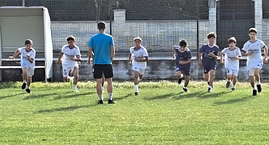 Hanlı Mahallesi'nde Çocuklar İçin Futbol Kursu Devam Ediyor