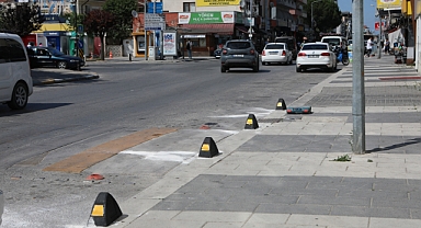 Atatürk Caddesi'nde Parklanmayı Önlemek İçin Beton Dubalar Yerleştiriliyor