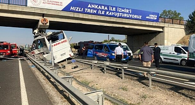 Otobüs Üst Geçidin Ayağına Çarptı! Ölü ve Yaralılar Var