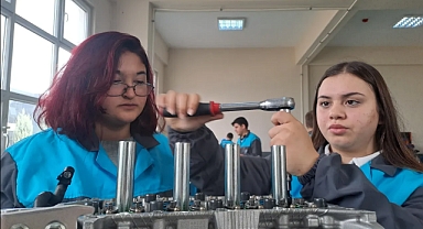 Arifiye’de Kadın Motor Ustası Adayları Yetişiyor