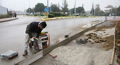Hanlı Bayrak Kavşağında Beton Kaldırım Çalışmaları Sürüyor
