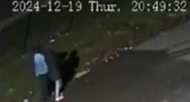 Arifiye’de Gece Saatlerinde Şaşırtıcı Görüntüler: Genç Kızlar Yardım Çağrısı mı Yapıyor?