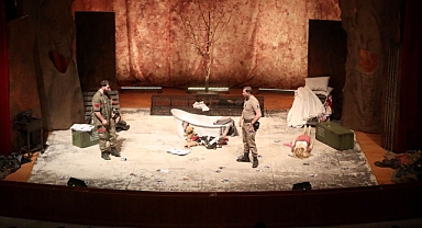 ‘Boş Şehir’ Tiyatrosu Sakarya’da Herkesi Büyüledi: Büyük Beğeni Topladı