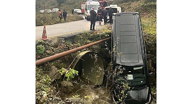 Sapanca’da Turist Minibüsü Dereye Düşerek Kaza Yaptı: 3 Kişi Yaralandı