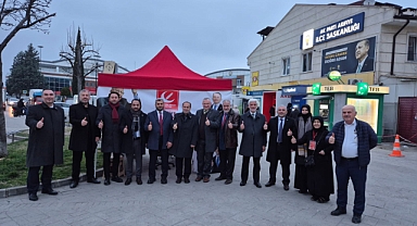 Yeniden Refah Partisi Arifiye’de Buluştu: Ak Partili Hatıra Fotoğrafı Sosyal Medyada Gündem Oldu