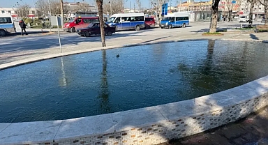 Adapazarı’nda Soğuk Hava Etkili Oldu, Süs Havuzları Dondu!