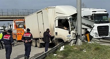 Arifiye’de Feci Kaza: Kamyon Bariyerleri Aşıp Yön Tabelasına Çarptı