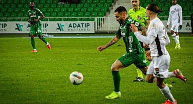 Sakaryaspor Evinde Avantajı Kaçırdı