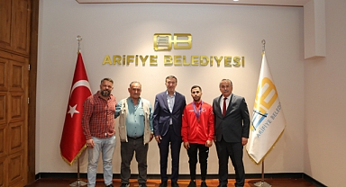 Avrupa Kuraş Şampiyonasında İkinci Olan Yusuf Kantar ve Antrenörü Bayram Aktemir’e Anlamlı Ziyaret