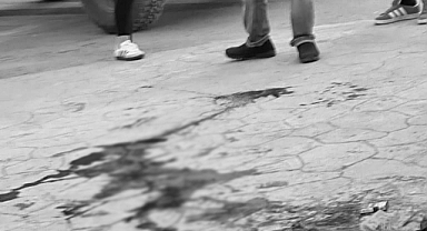 Arifiye Belediyesi Önünde Bıçaklı Saldırı: Genç Yaralandı!