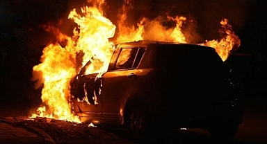 Arifiye’de Seyir Halindeyken Alev Alan Kamyonet Trafikte Paniğe Yol Açtı!