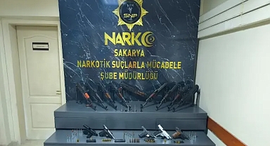 Polis Otosundan Kalaşnikof Fışkırdı! Sakarya’da Silah Kaçakçılığına Şok Baskın