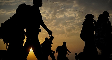 Sakarya’da Otoyolda Göçmen Takibi: Çocuk Yaştaki Kaçaklar Jandarmaya Yakalandı