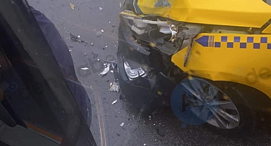 Sakarya'da Terminal Girişinde Kaza: Arifiye Minibüsü ile Taksi Kafa Kafaya Çarpıştı!