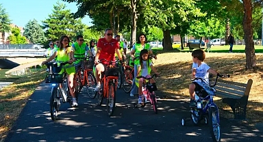 Pedallar Aile İçin Döndü: Aziz Duran Parkı’nda Keyifli Anlar