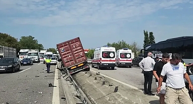 Arifiyemiz’de Tır Kazası: Bariyerler Savruldu, Trafik Felç Oldu