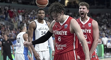 12 Dev Adam'dan Tarihi Başarı: Şampiyonluk Kıl Payı Kaçtı, Gönülleri Fethettiler