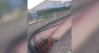 Arifiye’de Okul ve Kütüphane Çevresinde Tehlike: Açıkta Kablolar Risk Oluşturuyor!