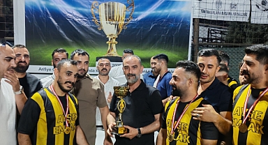 Ayşe Emlak Açmalar, Şampiyonluk Kupasını Hakan Yazıcı'dan Aldı!