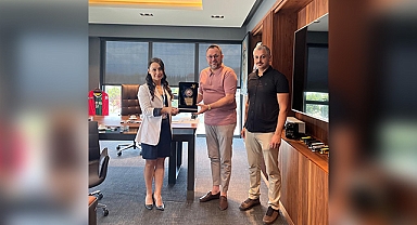 Hanlı İlköğretim Okulu’ndan Eğitime Destek Veren Onur Kansu’ya Plaket