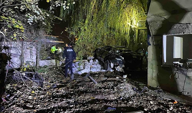 Arifiye’de Köprü Üstünde Dehşet: Araçlar Bahçeye Uçtu! 1 Ölü, 4 Yaralı