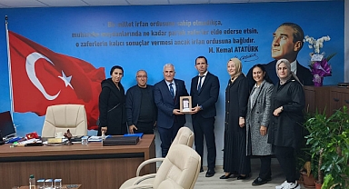 Arifiye İlkokulu ve Okul Aile Birliği’nden İlçe Millî Eğitim Müdürü’ne Anlamlı 24 Kasım Kutlaması
