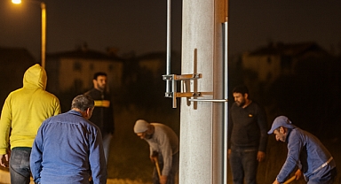 TOKİ Yolunda Elektrik Direği Tepkisi: “Asfalt Döktünüz Ama Direk Ortada Kaldı!”