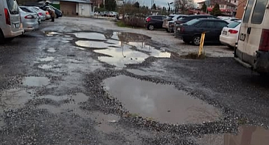 Arifiye’de Bir Nokta Daha Alarm Veriyor: Hastane Otoparkında Bozuk Yol!