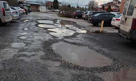 Arifiye’de Bir Nokta Daha Alarm Veriyor: Hastane Otoparkında Bozuk Yol!