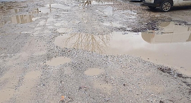 Arifiye’de Yol Çilesi Bitmiyor: Defne Sokak Her Geçen Gün Daha Kötüye Gidiyor