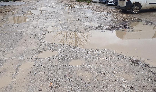 Arifiye’de Yol Çilesi Bitmiyor: Defne Sokak Her Geçen Gün Daha Kötüye Gidiyor