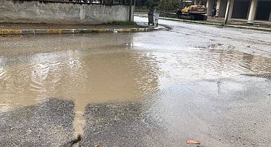 Neviye Mahallesi’nde Su Birikintisi Çilesi: Vatandaş Çözüm Bekliyor!