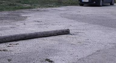 Cumhuriyet Mahallesi’nde Tepki Çeken İhmal: Devrilen Direk 1 Aydır Kaldırılmadı