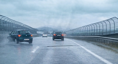 Arifiye Geçişinde Kontrolden Çıkan Araç Refüje Çarptı!
