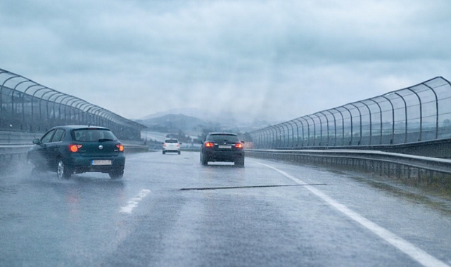 Arifiye Geçişinde Kontrolden Çıkan Araç Refüje Çarptı!
