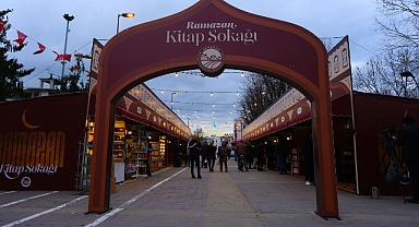 Sakarya’da Ramazan Geleneği: Kitap Sokağı Ziyaretçilerini Bekliyor