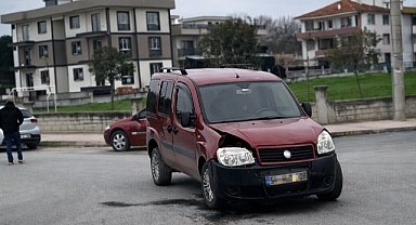 Arifiye Fatih Mahallesi’nde Maddi Hasarlı Kaza: Önlem Çağrısı