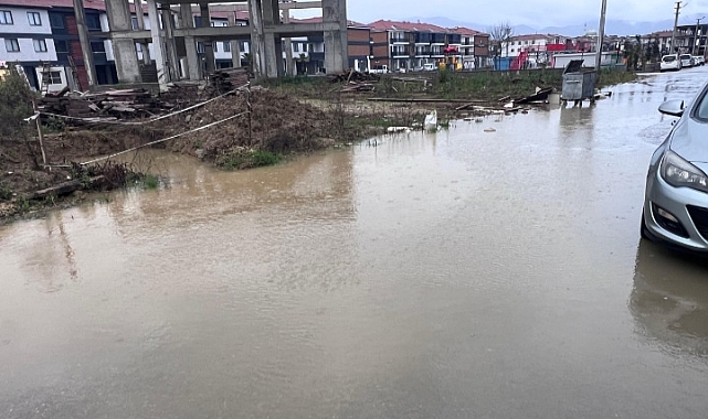 Fatih Mahallesi’nde Yağmur Kabusu: Yine Yol Sorunu!