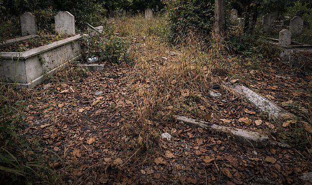 Vatandaşlar Yetkililere Seslendi: Bozacı Mezarlığı Temizlensin 